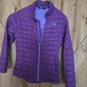 North Face Winter Coat.  Lightweight. Perfect Fall /winter Coat